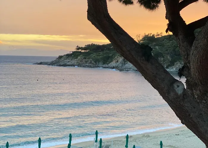 Lorenza E Mini Spiaggia di Cavoli